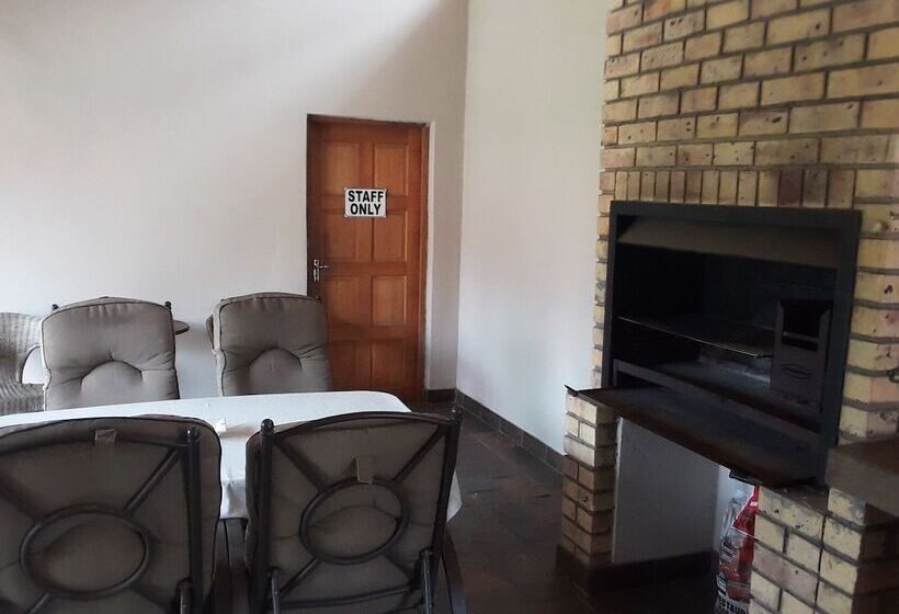 פנסיון Boer And Brit Self Catering Guest House