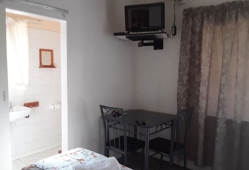 פנסיון Boer And Brit Self Catering Guest House