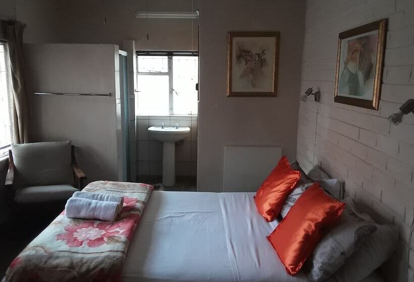 פנסיון Boer And Brit Self Catering Guest House