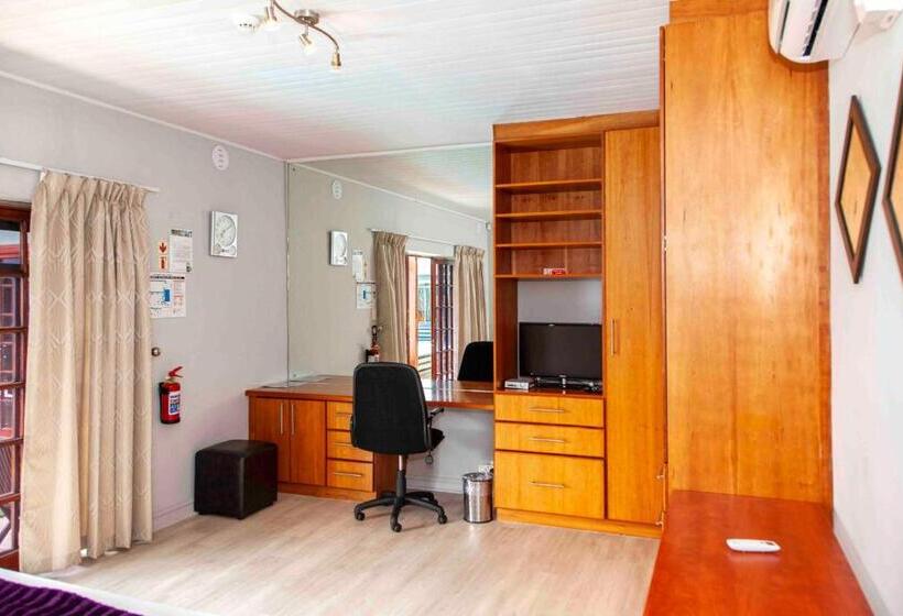 بنسيون D Urbanmist Self Catering Guest House