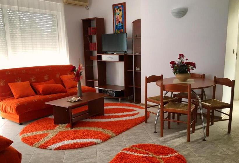 Club Topaz Apartments