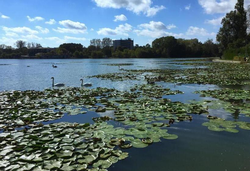 Club Topaz Apartments