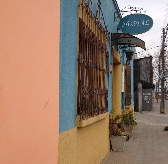 פנסיון Hostal Renoir