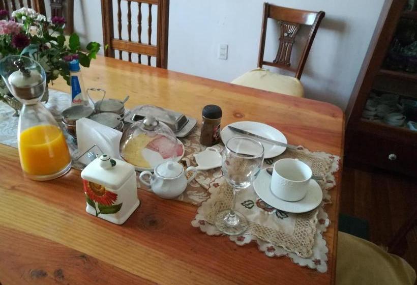 פנסיון Hostal Renoir