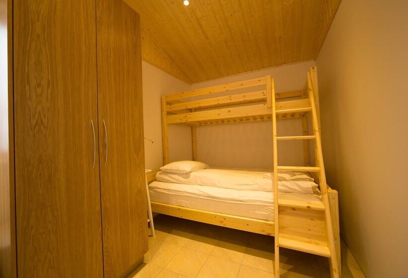 پانسیون Dimmuborgir Guesthouse