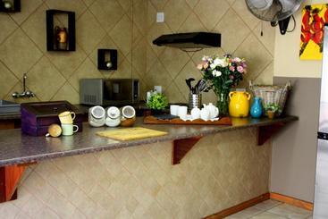 پانسیون Honey Bee Guesthouse