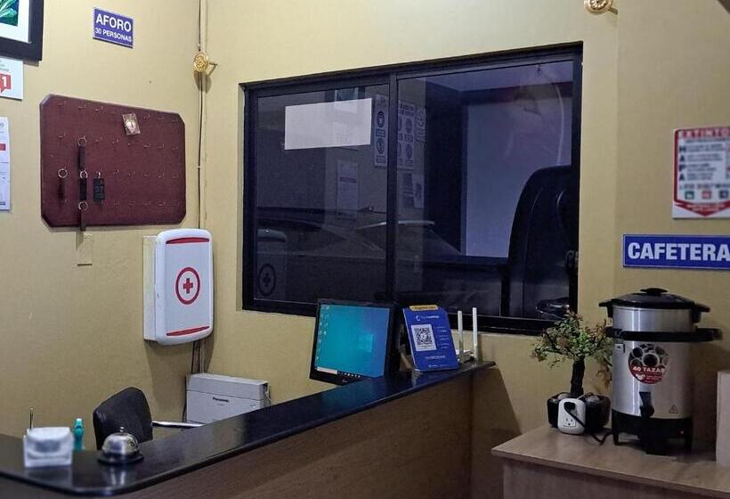 پانسیون Hostal Los Lirios