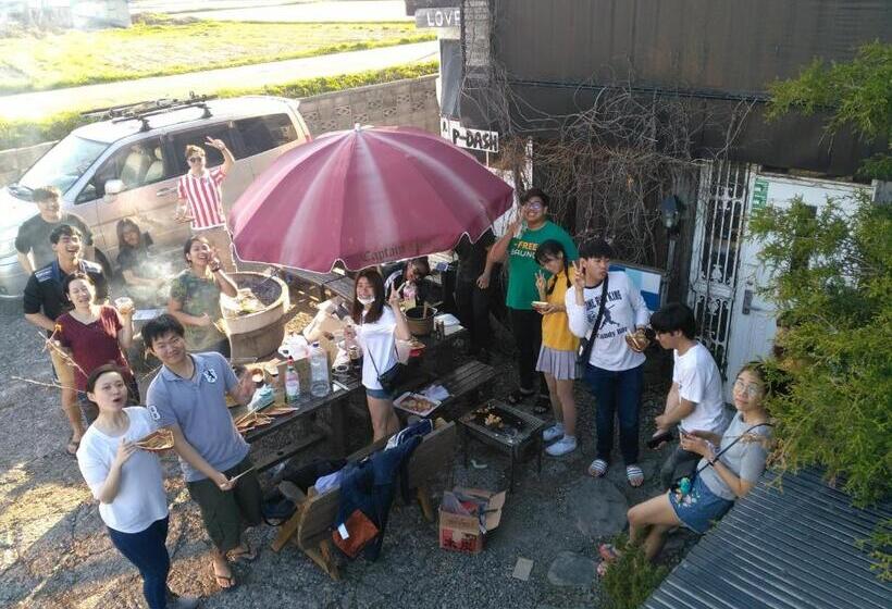 פנסיון P Dash Garden Backpackers