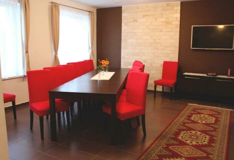 ペンション Villa žakýl