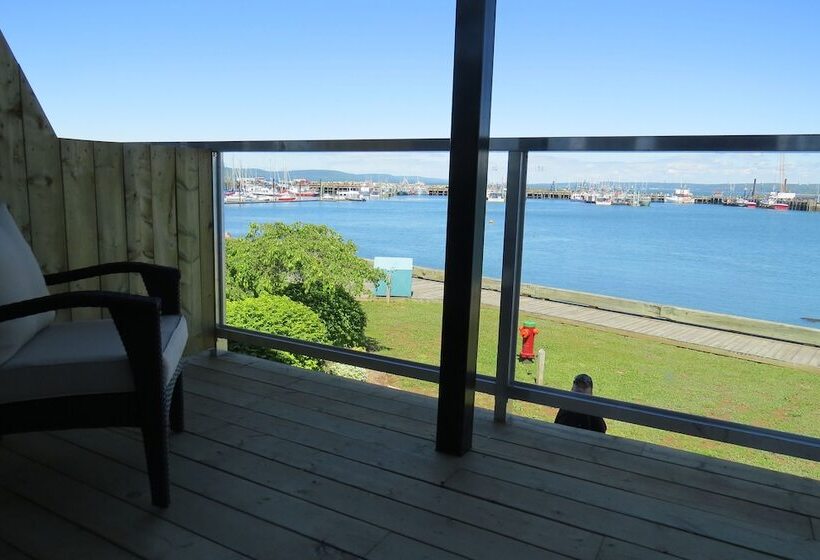 هاستل Dockside Suites
