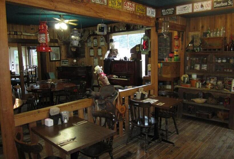 ユースホステル Old Towne Inne Chuckwagon Bar & Grill