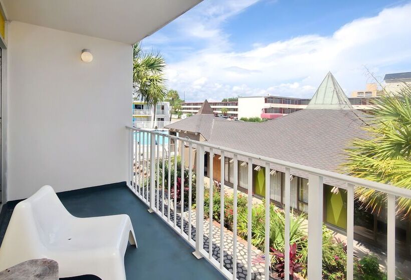 هتل Waikiki Village Retro