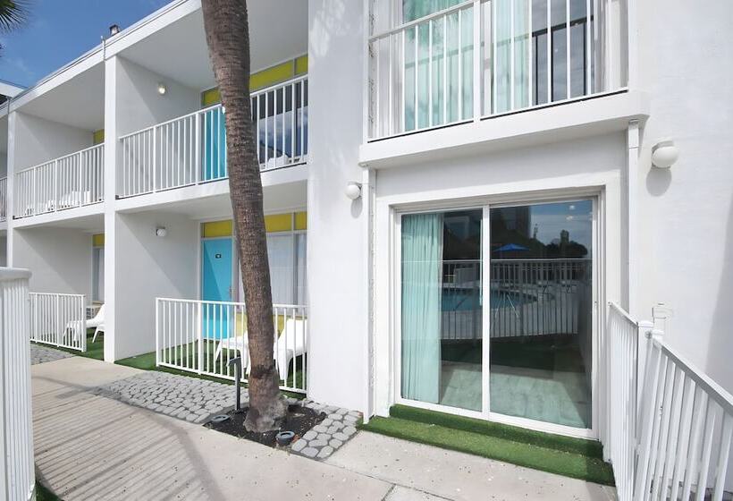 هتل Waikiki Village Retro