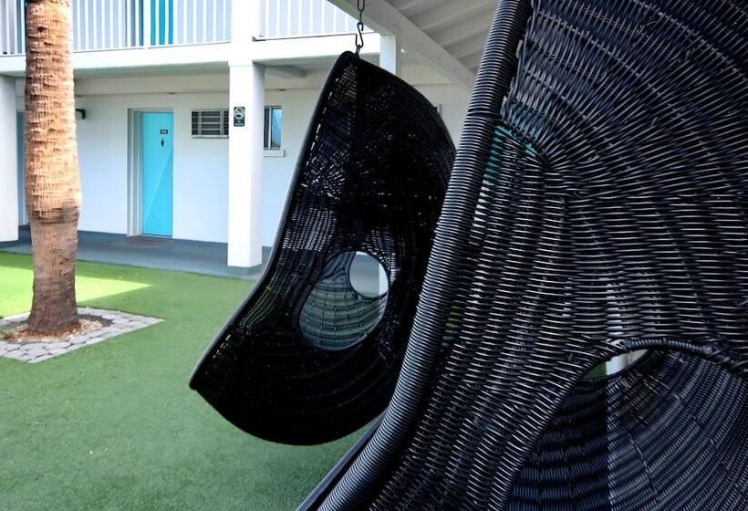 هتل Waikiki Village Retro