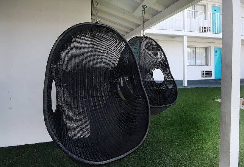 هتل Waikiki Village Retro