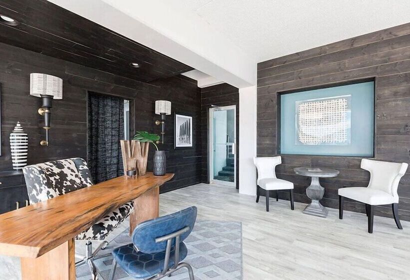 هتل Waikiki Village Retro