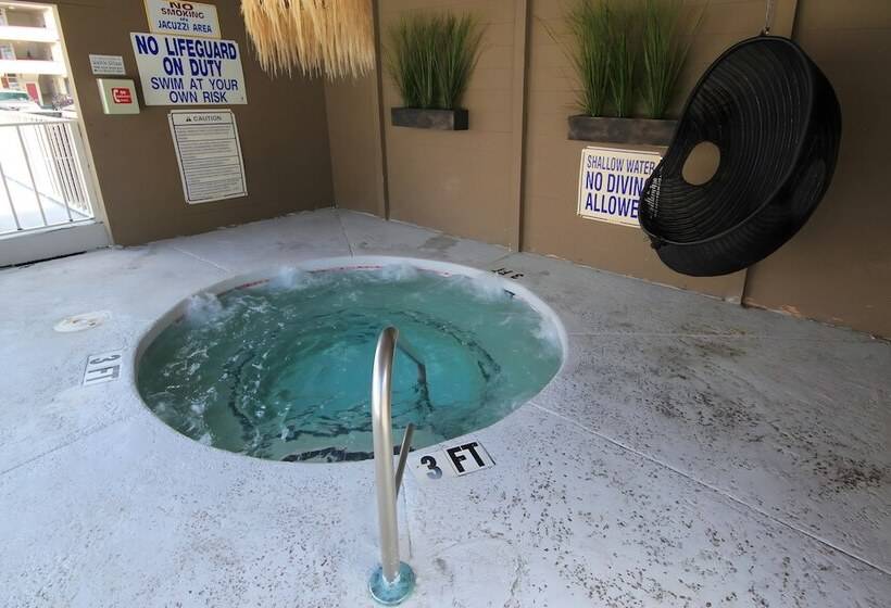 هتل Waikiki Village Retro