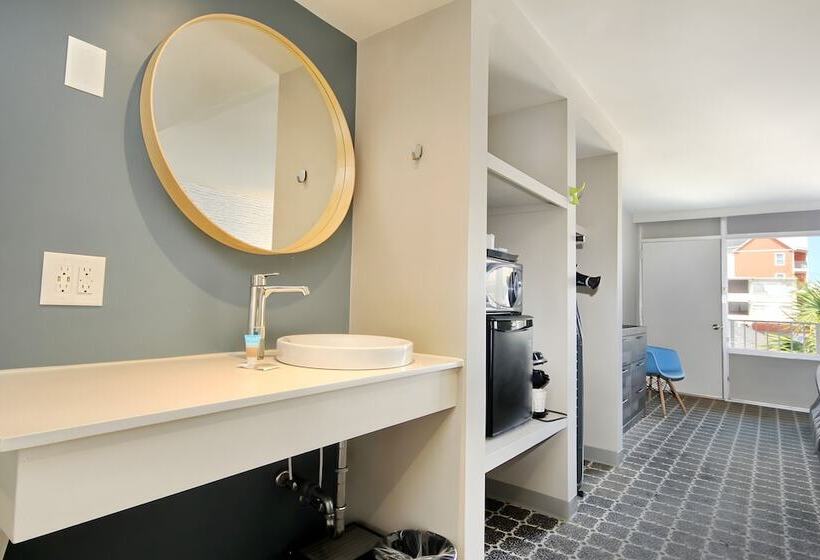 هتل Waikiki Village Retro