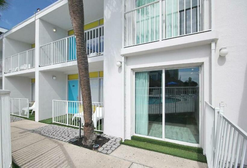 هتل Waikiki Village Retro