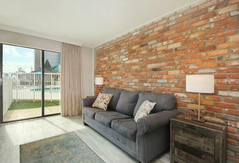 هتل Waikiki Village Retro