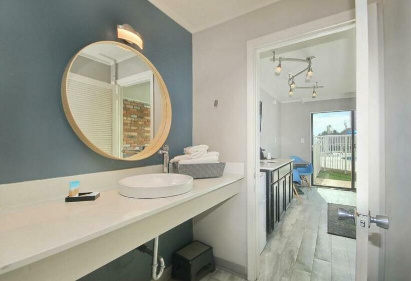 هتل Waikiki Village Retro