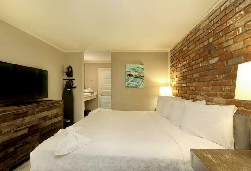 هتل Waikiki Village Retro