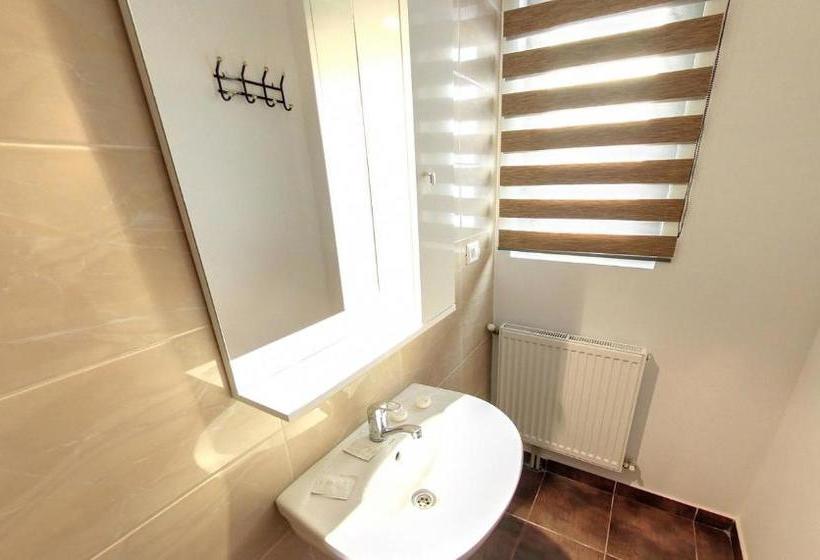 بنسيون La Storia Guest House