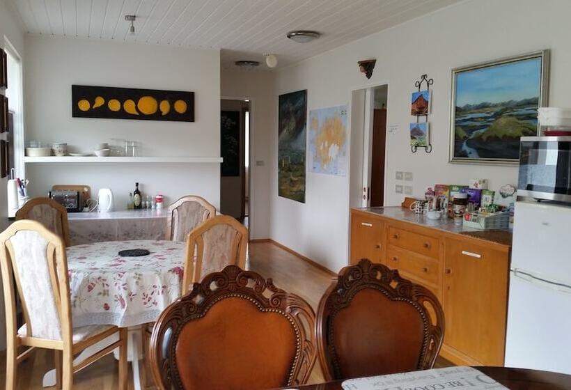 پانسیون Laugar Guesthouse