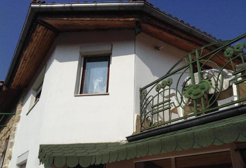 بنسيون Vanda Guest House