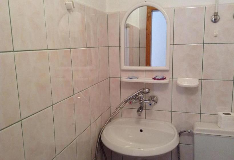 بنسيون Vanda Guest House