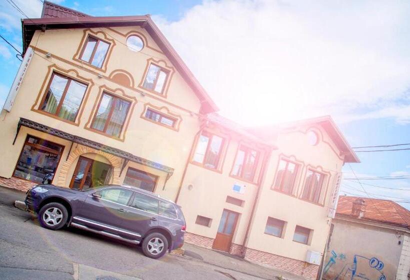 Pensiunea Un Baiat Si O Fata