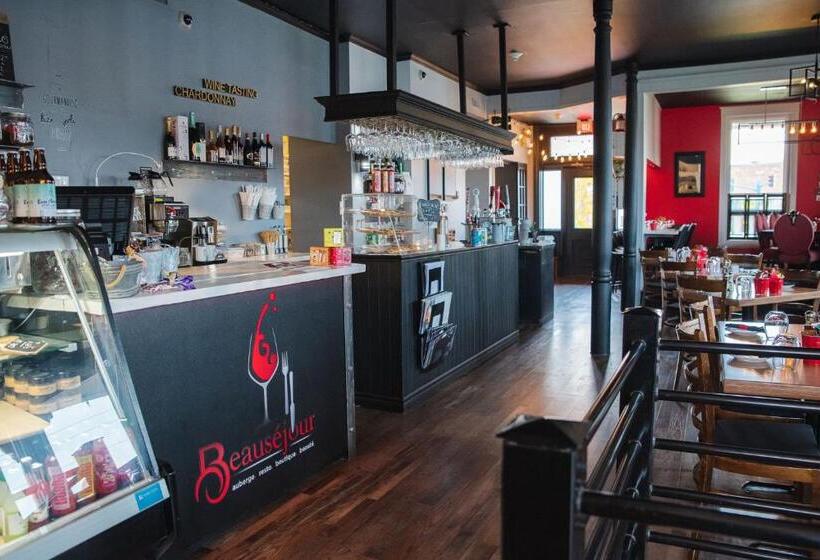 הוסטל Auberge Beausejour