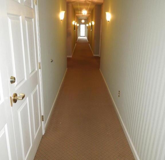 הוסטל Guest Quarters At The Bridges Golf Club