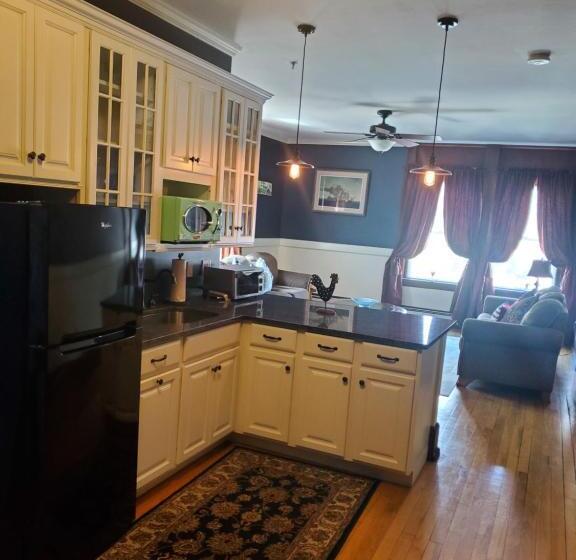 ユースホステル Firehouse Inn