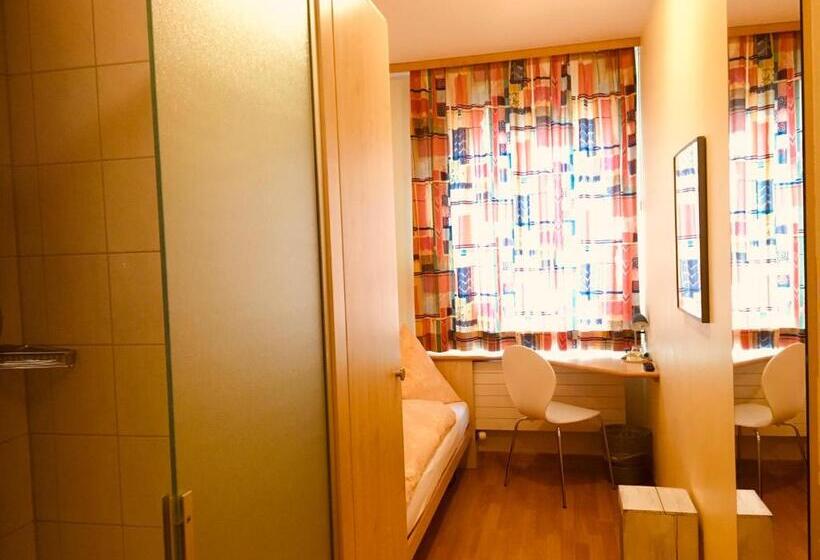 ユースホステル Gasthaus Zum Löwen