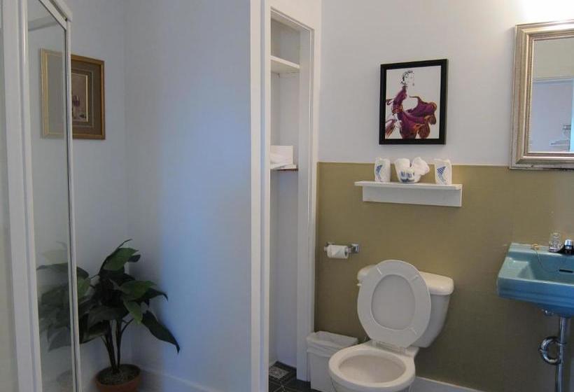 فندق صغير The Island Inn