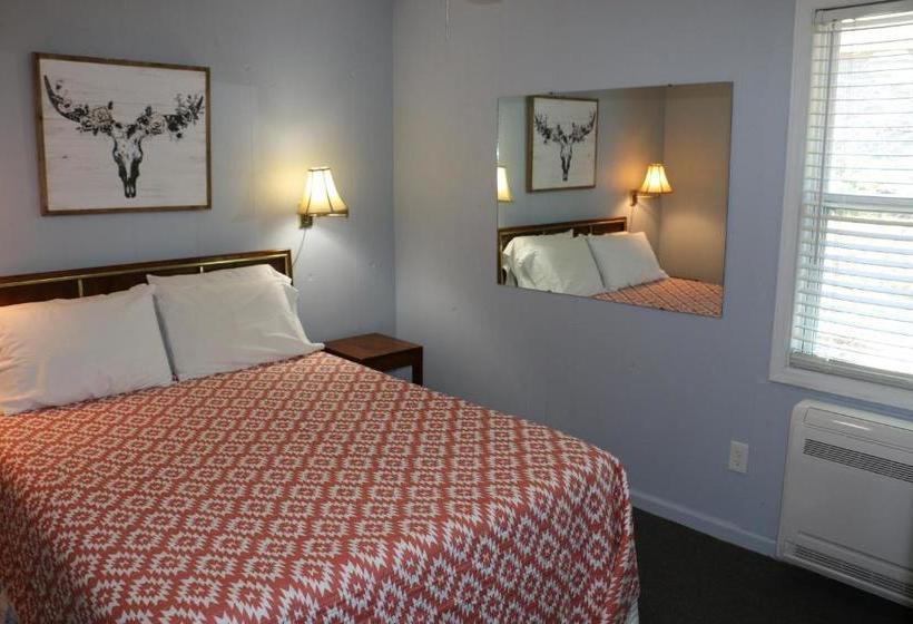 Boundary Waters Resort & Marina