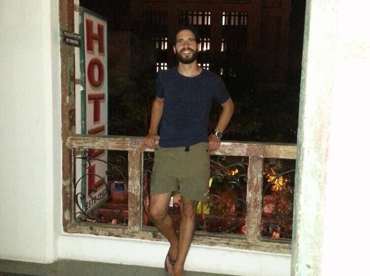 Hostel Vasantashram Csmt Mumbai, Free Wifi With 1940s Retro Vibe