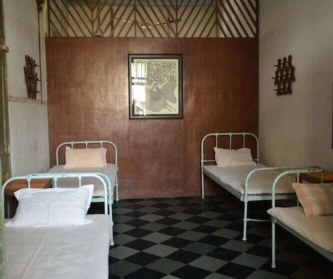 Hostel Vasantashram Csmt Mumbai, Free Wifi With 1940s Retro Vibe