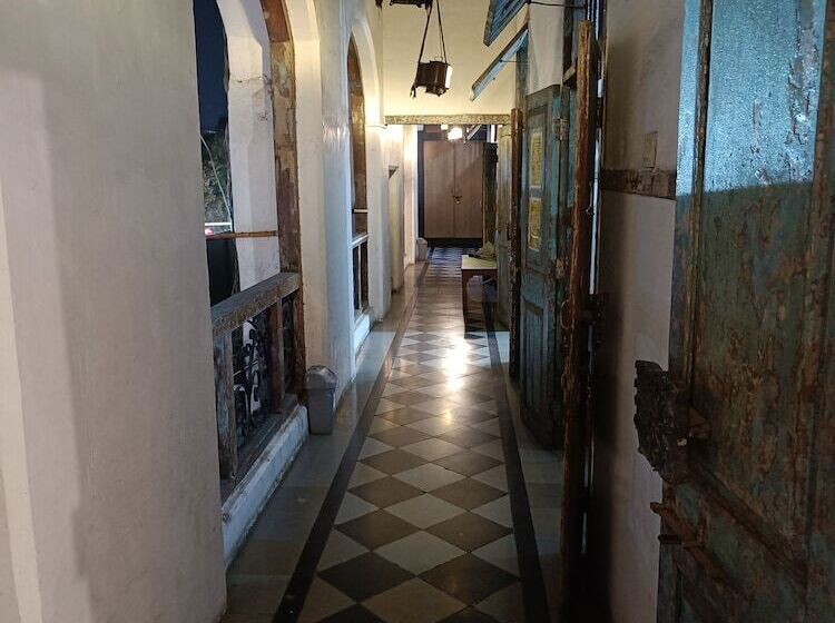 Hostel Vasantashram Csmt Mumbai, Free Wifi With 1940s Retro Vibe
