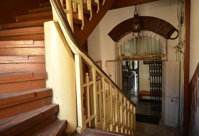 Hostel Vasantashram Csmt Mumbai, Free Wifi With 1940s Retro Vibe