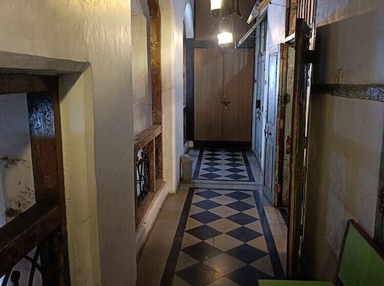 Hostel Vasantashram Csmt Mumbai, Free Wifi With 1940s Retro Vibe