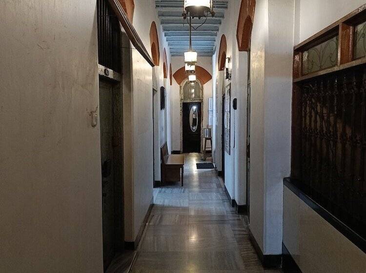 Hostel Vasantashram Csmt Mumbai, Free Wifi With 1940s Retro Vibe