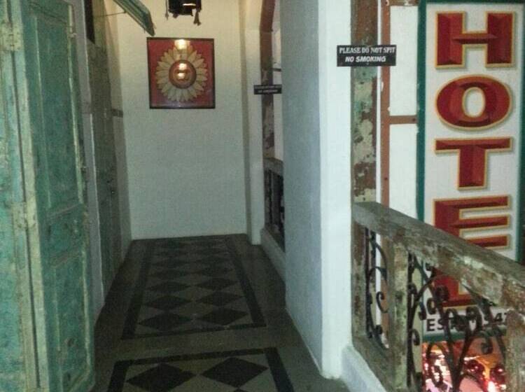 Hostel Vasantashram Csmt Mumbai, Free Wifi With 1940s Retro Vibe