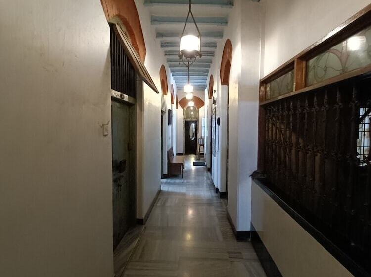 Hostel Vasantashram Csmt Mumbai, Free Wifi With 1940s Retro Vibe