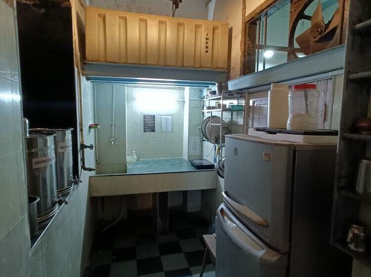 Hostel Vasantashram Csmt Mumbai, Free Wifi With 1940s Retro Vibe