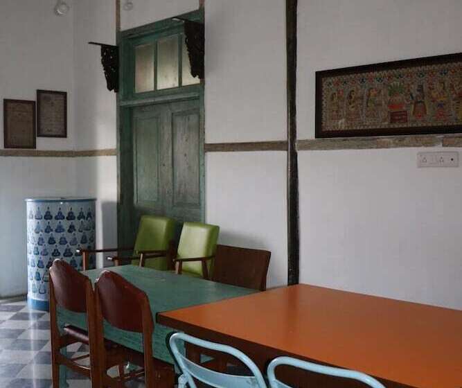 Hostel Vasantashram Csmt Mumbai, Free Wifi With 1940s Retro Vibe