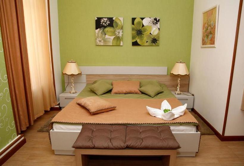 펜션 Azoyan Guest House