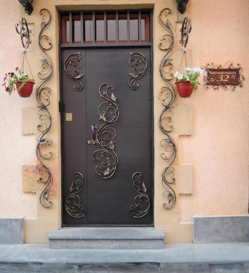 펜션 Azoyan Guest House