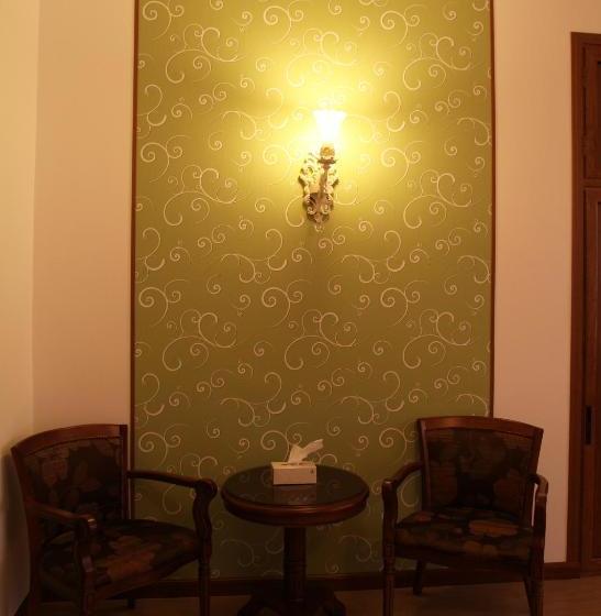 펜션 Azoyan Guest House